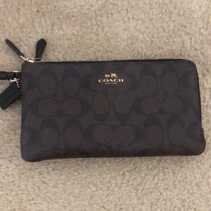 Coach Wallet + Wristlet. Black and Brown print. Classic pattern.